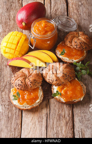 Colazione: panini dolci con marmellata di mango e il burro vicino sul piano verticale. Foto Stock