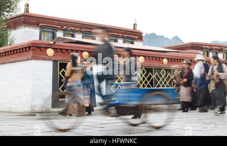 Lhasa, in Tibet - La vista di molti pellegrini presso il tempio del Jokhang Square nelle ore diurne. Foto Stock