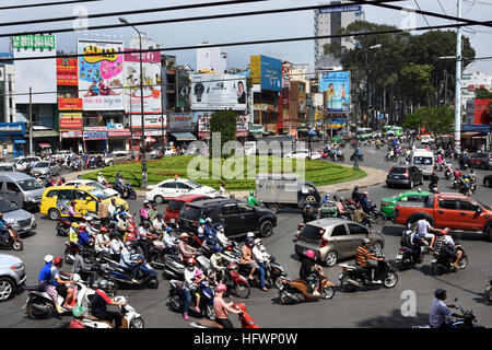 Rush Hour pendolari taxi auto scooter motocicli Pham Viet Chanh street - Nga Sau Cong Hoa Città di Ho Chi Minh (Saigon) Vietnam Foto Stock