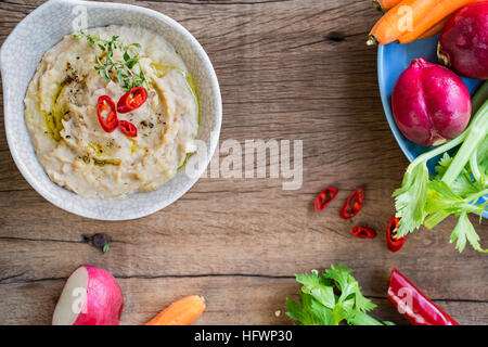 Fagioli Cannellini dip con baby carota, sedano e ravanelli Foto Stock