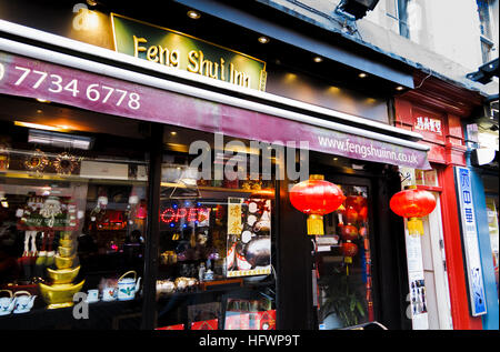 Rosso lanterne cinesi al di fuori del Feng Shui Inn ristorante cinese a Chinatown, Westminster, London West End, W1, Regno Unito Foto Stock