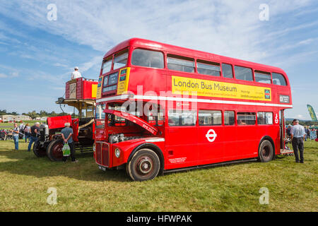 L'annata 1968 red AEC Routemaster London bus RML2760 sul display a Dunsfold Ali & ruote Air Show, Surrey, Regno Unito Foto Stock