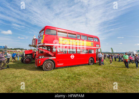 L'annata 1968 red AEC Routemaster London bus RML2760 sul display a Dunsfold Ali & ruote Air Show, Surrey, Regno Unito Foto Stock