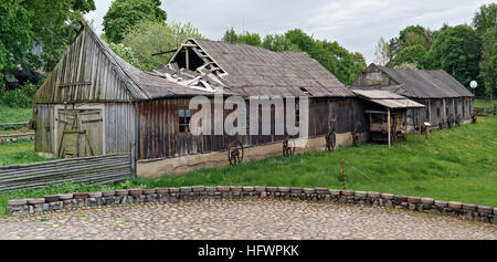 VILNIUS, Lituania - 15 Maggio 2016: il museo rurale di un retrò Attrezzature agricole , strumenti e mashinery nel territorio di un vecchio mulino a vento. Si tratta di Inventario fisico Foto Stock