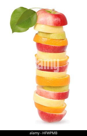 Allegro frutti misti con foglie incluso orange, pera, mela e limone isolato su bianco. Percorso di clipping incluso. Foto Stock