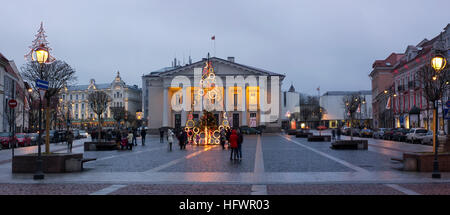 VILNIUS, Lituania - 01 gennaio 2017: semplice di piccole dimensioni e decorata ad abete con luci sull Unione piazza della città vecchia. Persone celebrano il nuovo anno vacanze Foto Stock