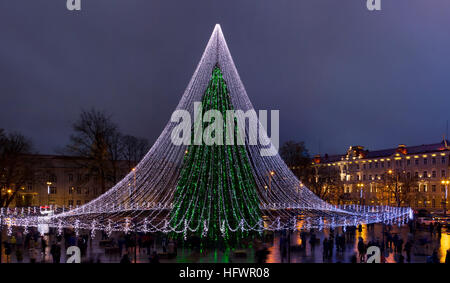 VILNIUS, Lituania - 01 gennaio 2017: Fiera di natale e decorate illuminare abete europeo sulla piazza della città vecchia. Persone celebrano il nuovo anno holi Foto Stock