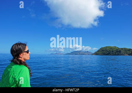 Guardando l'orizzonte, Waya Island, isola di Yasawa group, Figi, a sud delle isole del Pacifico e del Pacifico Foto Stock