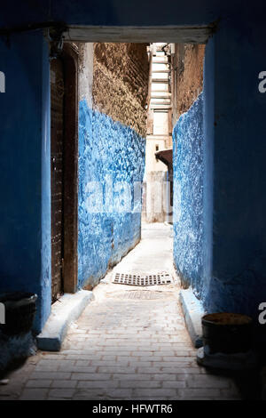 Dipinto di blu stretto vicoletto con luce da sopra nella medina di Fez, Marocco. Foto Stock