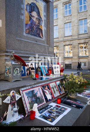 Monaco di Baviera, Germania - 29 dicembre 2016: candele votive, fotografie e cimeli del tardo pop star Michael Jackson, posto dai suoi ventilatori presso la cosiddetta 'Michael Jackson Memorial' a Monaco di Baviera Promenadeplatz attraverso l'hotel "Bayerischer Hof". Poiché la morte dell'artista nel 2009, lo storico monumento di pietra di Orlando di Lasso è stato convertito in un santuario e il memorial dai fan del Re del Pop" che hanno usato per occupare una suite presso il vicino hotel di lusso durante il soggiorno a Monaco di Baviera. Foto Stock