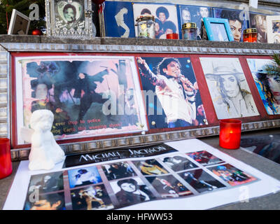 Monaco di Baviera, Germania - 29 dicembre 2016: candele votive, fotografie e cimeli del tardo pop star Michael Jackson, posto dai suoi ventilatori presso la cosiddetta 'Michael Jackson Memorial' a Monaco di Baviera Promenadeplatz attraverso l'hotel "Bayerischer Hof". Poiché la morte dell'artista nel 2009, lo storico monumento di pietra di Orlando di Lasso è stato convertito in un santuario e il memorial dai fan del Re del Pop" che hanno usato per occupare una suite presso il vicino hotel di lusso durante il soggiorno a Monaco di Baviera. Foto Stock