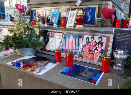 Monaco di Baviera, Germania - 29 dicembre 2016: candele votive, fotografie e cimeli del tardo pop star Michael Jackson, posto dai suoi ventilatori presso la cosiddetta 'Michael Jackson Memorial' a Monaco di Baviera Promenadeplatz attraverso l'hotel "Bayerischer Hof". Poiché la morte dell'artista nel 2009, lo storico monumento di pietra di Orlando di Lasso è stato convertito in un santuario e il memorial dai fan del Re del Pop" che hanno usato per occupare una suite presso il vicino hotel di lusso durante il soggiorno a Monaco di Baviera. Foto Stock