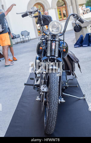 Vista frontale di una vecchia Harley Davidson con ape hanger manubrio Foto Stock