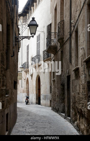 Palma di Mallorca, Spagna. Atmosferica e strada tranquilla nel centro storico della città Foto Stock
