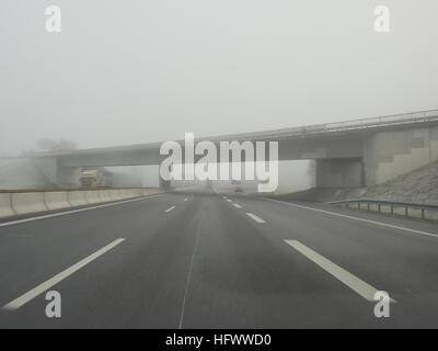 Autostrada nella nebbia autostrada tedesca Foto Stock