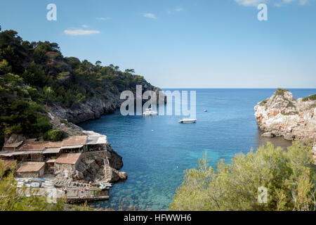 Deia, Mallorca, Spagna. La spiaggia conosciuta come Cala Deia con ristorante sulla spiaggia famosa del programma TV " Il Night Manager' Foto Stock