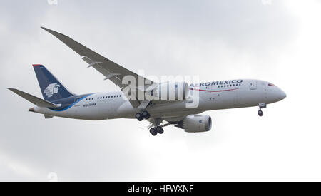 AeroMexico Boeing 787 Dreamliner N965AM sull approccio finale all aeroporto di Heathrow LHR Foto Stock