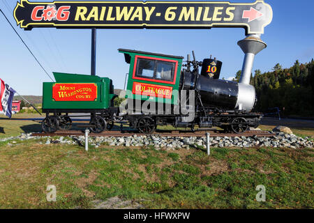 Mount Washington Cog Railway 6 miglia a segno a Fabyan la stazione di Bretton Woods, New Hampshire USA. Foto Stock