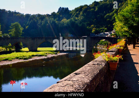 Fiume Lot in esecuzione attraverso Estaign, Francia Foto Stock