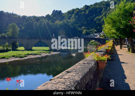 Fiume Lot in esecuzione attraverso Estaign, Francia Foto Stock