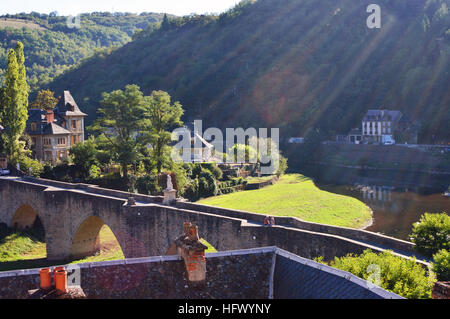 Fiume Lot in esecuzione attraverso Estaign, Francia Foto Stock