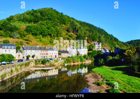 Fiume Lot in esecuzione attraverso Estaign, Francia Foto Stock