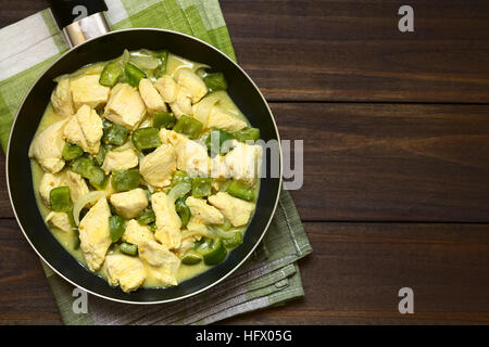 Il pollo con il peperone verde e la cipolla in crema di senape salsa in padella, fotografato il sovraccarico con luce naturale Foto Stock