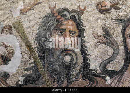 Nel 64 A.C. Zeugma fu conquistata e governata dall'Impero Romano e con questo spostamento il nome della città è stato cambiato in Zeugma, il significato di "ponte-passaggio' o 'ponte di barche'. Durante la dominazione romana la città divenne una delle attrazioni della regione, a causa della sua potenziale commerciale proveniente dalla sua geo-posizione strategica perché la città era sulla Via della Seta il collegamento di Antiochia per la Cina con un molo o pontile ponte che attraversa il fiume Eufrate che era il confine con l'impero persiano fino alla fine del II secolo. Foto Stock