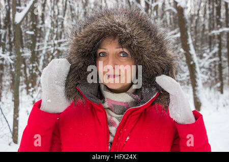 Ritratto di un senior vecchia donna in inverno Foto Stock