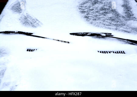 Auto o veicolo con congelati parabrezza e tergicristalli nella stagione invernale Foto Stock