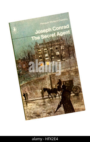 Penguin Modeern Classics edizione dell'agente segreto di Joseph Conrad. Coprire mostra un dettaglio da Hampstead Hill (1883) di Atkinson Grimshaw. Foto Stock