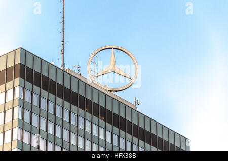 Mercedes-Benz logo sulla sommità della torre alta all'Europa-Center. Breitscheidplatz, Berlino, Germania Foto Stock