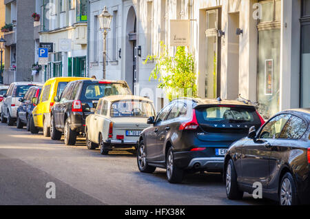 Vecchia Trabant parcheggiato in una linea di auto moderne a Berlino, Germania Foto Stock