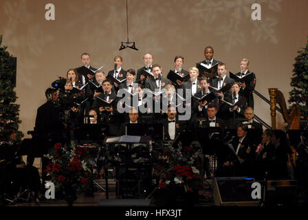 081220-N-0773H-019 Washington, D.C. (Dec. n. 20, 2008) La banda della marina Sea Chanters prendere parte in 'Season di magia,' la vacanza annuale concerto della Banda della Marina Militare esegue a DAR Constitution Hall in Washington D.C. Il concerto ha suonato di fronte ad una platea gremita presso la Constitution Hall. (U.S. Navy foto di Chief Musician Stephen Hassay/RILASCIATO) Navy US 081220-N-0773H-019 la banda della marina Sea Chanters prendere parte a Foto Stock