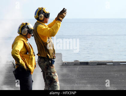 081229-N-9900B-001 Golfo di Oman (dec. n. 29, 2008) di aviazione di Boatswain Mate (movimentazione) terza classe Antonio Rodriguez e aviazione di Boatswain Mate (movimentazione) terza classe Nicholas Wareham spot aerei sul ponte di volo della portaerei USS Theodore Roosevelt CVN (71). Theodore Roosevelt e avviato Carrier aria Wing (CVW) 8 sono distribuiti negli Stati Uniti Quinta Flotta area di responsabilità. (U.S. Foto di Marina di Massa lo specialista di comunicazione 2a classe Remus Borisov/RILASCIATO) Navy US 081229-N-9900B-001 Aviazione di Boatswain Mate (movimentazione) terza classe Antonio Rodriguez e aviazione di Boatswain Mate (Handli Foto Stock