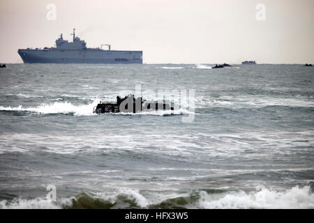 120206-M-HJ844-020 Camp Lejeune, N.C. (Feb. 6, 2012) Amphibious Assault veicoli unità verso Onslow Beach durante l'esercizio Bold Alligator 2012. Bold Alligator è il più grande Naval Amphibious esercizio nel corso degli ultimi dieci anni e rappresenta il Navy e Marine Corps' rivitalizzazione della gamma completa di operazioni anfibie. L'esercizio si concentra oggi in lotta con le attuali forze, dimostrando i vantaggi di seabasing. Questo esercizio avviene gen. 30 attraverso Febbraio 12, 2012 a galla e a terra in ed intorno a Virginia e Carolina del Nord. #BA12 (U.S. Marine Corps photo by Lance Cpl. Daniel V. Foto Stock