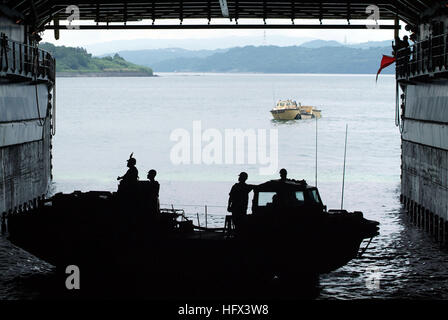 050706-N-4772B-109 Sasebo Harbour (Luglio 6, 2005) - una coppia di luci di rialimentazione anfibio Cargo (LARC) 5-ton veicoli, presidiata da membri del gruppo Beachmaster uno, negoziare il bene del ponte della USS harpers Ferry (LSD 49). Harpers Ferry è attualmente partecipano al anfibio di formazione specialistici, che certifica la ben coperta per le operazioni. Stati Uniti Foto di Marina dal giornalista di seconda classe Brian P. Biller (rilasciato) Navy US 050706-N-4772B-109 una coppia di luci di rialimentazione anfibio Cargo (LARC) 5-ton veicoli, presidiata da membri del gruppo Beachmaster uno, negoziare il bene del ponte della USS harpers Ferry (LSD 49) Foto Stock