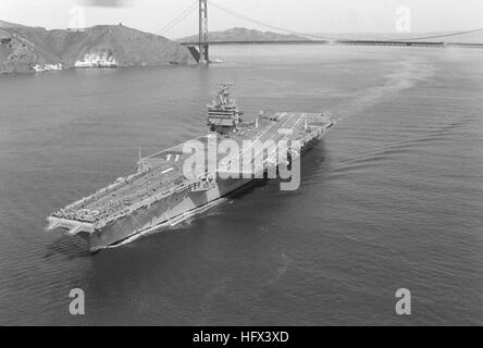 Un' antenna porta vista di prua della centrale nucleare-powered portaerei USS Enterprise (CVN 65) in corso per un pacifico occidentale la distribuzione. Il Golden Gate Bridge è visibile in background. USS Enterprise (CVN-65) passando sotto il Ponte Golden Gate in 1982 Foto Stock