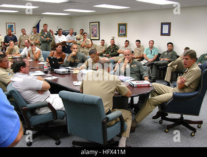 050707-4779D-N-016 Key West, Fla. (Luglio 7, 2005) - Comandante, Naval Air Station (NAS) Key West, il cap. James Scholl, estrema destra, dà al fine di evacuare prima dell uragano Dennis a un briefing per NAS WestÕs chiave quattordici capi dipartimento e 34 i comandi del locatario. Come di 8 a.m. EDT (1200 GMT), Dennis, un uragano di categoria 4, era situato a 230 miglia a sud est di Havana, Cuba, e circa 285 miglia a sud-sud-est di Key West, Florida. La tempesta si sta muovendo verso nord-ovest a 12 mph, ma si prevede di iniziare a muoversi da ovest-nord-ovest. Si prevede di fare approdo tardi Domenica, 10 luglio 2005. Il Atlan Foto Stock