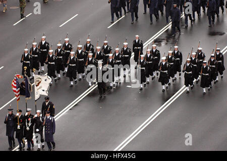 090111-N-4657D-032 WASHINGTON (GEN. 11, 2009), la Marina Militare Guardia cerimoniale marche nel 2009 Presidenziale Parata inaugurale prova a Washington. Più di 5 mila uomini e donne in uniforme sono fornire assistenza militare cerimoniale di supporto alla inaugurazione presidenziale, una tradizione che risale a George Washington 1789 inaugurazione. (U.S. Foto di Marina di Massa lo specialista di comunicazione 1a classe Anthony Dallas, Stati Uniti Navy/RILASCIATO) Navy US 090111-N-4657D-032 della Marina Militare Guardia cerimoniale marche nel 2009 Presidenziale Parata inaugurale prova a Washington Foto Stock