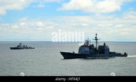 Il guidato-missili cruiser USS Bunker Hill e l'uruguayano navy frigate Uruguay eseguire manovre tattiche nell'Oceano Atlantico. Bunker Hill e Uruguay stanno partecipando nei Mari del Sud 2010, U.S. Comando sud-diretto funzionamento che fornisce degli Stati Uniti e delle forze internazionali la possibilità di operare in un ambiente multi-nazionale per l'ambiente. (U.S. Foto di Marina con marinaio Megan L. Catellier) USS Bunker Hill DVIDS258119 Foto Stock