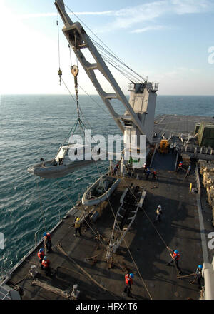 090128-N-9134V-148 Golfo Persico (GEN. 28, 2009) marinai tendono linea durante la discesa di un 11 metri di scafo rigido barca gonfiabile a bordo del dock anfibio sbarco nave USS Carter Hall (LSD 50). Carter Hall è distribuito come parte dell'Iwo Jima Expeditionary Strike gruppo sostenere le operazioni di sicurezza marittima NEGLI STATI UNITI Quinta Flotta area di responsabilità. (U.S. Foto di Marina di Massa lo specialista di comunicazione 2a classe Flordeliz Valerio/RILASCIATO) Navy US 090128-N-9134V-148 marinai tendono linea durante la discesa di un 11 metri di scafo rigido barca gonfiabile Foto Stock