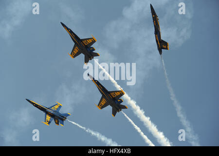 111029-N-IR859-036 SAN ANTONIO (ott. 29, 2011), Stati Uniti Navy lotta squadrone dimostrativo, Blue Angels, eseguire il diamante rottura bassa manovra trasversale al Randolph Air Force Base Air Show durante il San Antonio Navy settimana. Navy settimane sono destinate a mostrare gli investimenti americani hanno fatto nella loro marina e aumentare la consapevolezza in città che non hanno una significativa presenza della Marina. (U.S. Foto di Marina di Massa lo specialista di comunicazione 2a classe Jen Blake/RILASCIATO) Navy US 111029-N-IR859-036 U.S. Navy lotta squadrone dimostrativo, Blue Angels, eseguire il diamante rottura bassa manovra trasversale a T Foto Stock