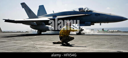 090205-N-8822R-100 Golfo di Oman (feb. 5, 2009) Lt. Dean Debourge 'srimprovero' un F/A-18A+ Hornet assegnati al 'Golden Warriors' di Strike Fighter Squadron (VFA) 87 dal ponte di volo della portaerei USS Theodore Roosevelt CVN (71). Theodore Roosevelt e avviato Carrier aria Wing (CVW) 8 sono operanti negli Stati Uniti Quinta Flotta area di responsabilità. (U.S. Foto di Marina di Massa lo specialista di comunicazione di terza classe Richards-Jamison Antwjuan/RILASCIATO) Navy US 090205-N-8822R-100 Lt. Dean Debourge Foto Stock