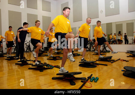 090205-N-5324I-001 Everett, Washington. (Feb. 5, 2009) marinai di partecipare al comando Leader Fitness Training presso la stazione navale di Everett. Il corso copre tutto dalla fisiologia del muscolo e alla nutrizione di Marina Fitness fisico valutazione (PFA) istruzione e politiche. (U.S. Foto di Marina di Massa lo specialista di comunicazione 2a classe Irwin/RILASCIATO) Navy US 090205-N-5324I-001 marinai di partecipare al comando Leader Fitness Training presso la stazione navale di Everett Foto Stock