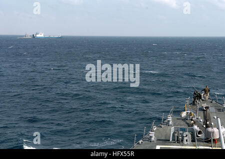 La USS Mahan (DDG 87) monitora la USNS Catawba (T-ATF 168) che trasferisce combustibile e acqua alla Motor Vessel Faina nelle acque somale in seguito al rilascio di un ostaggio pirata. Foto Stock