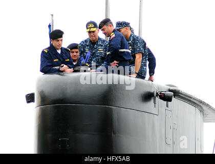 100908-N-3570S-022 SAN DIEGO (sett. 8, 2010) Vice Adm. Richard W. Hunt, centro, comandante della U.S. 3a flotta, prende il via con la marina cilena diesel sottomarino elettrico CS Thomson (SS 20) per partecipare a dimostrazioni tattiche di esercizio. Il bi-nazionale di formazione tra gli Stati Uniti e le marine cileno fornisce un opportunità per imparare e migliorare le strategie tattiche in mare. (U.S. Foto di Marina di Massa lo specialista di comunicazione 2a classe Jeremy M. Starr/RILASCIATO) Navy US 100908-N-3570S-022 Vice Adm. Richard W. caccia prende il via con la marina cilena diesel sottomarino elettrico CS Thomson (SS 20) per par Foto Stock