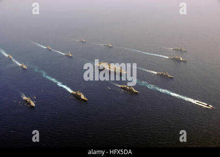 090212-N-6597H-001 OCEANO PACIFICO (feb. 12, 2009) statunitensi e giapponesi di navi in transito di formazione con la Nimitz-class portaerei USS John C. Stennis CVN (74), a sinistra dopo il successo della guerra sottomarina di esercizio di John C. Stennis Carrier Strike gruppo, il Giappone marittimo Forza di Autodifesa e di altre navi operanti negli Stati Uniti 7 flotta area di responsabilità. John C. Stennis è su un programmato sei mesi di distribuzione all'Oceano Pacifico occidentale. (U.S. Foto di Marina di Massa lo specialista di comunicazione di terza classe Walter M. Wayman/RILASCIATO) Navy US 090212-N-6597H-001 americano e giapponese Foto Stock