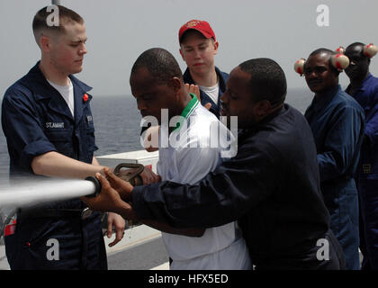 090213-N-1655H-020 OCEANO ATLANTICO (feb. 13, 2009) Africa Partnership Station avviato partecipanti pratica manning un tubo antincendio a bordo il trasporto anfibio dock nave USS Nashville (LPD 13) durante il controllo dei danni della formazione. Il West African marinai, dal Benin, Ghana e Togo, sono imbarcati a bordo di Nashville per tre settimane. Nashville è distribuito come parte dell Africa Partnership Station 2009, un'iniziativa internazionale sviluppato da forze navali in Europa e forze navali in Africa, che si prefigge di lavorare in modo cooperativo con gli Stati Uniti e con i partner internazionali per rafforzare la sicurezza marittima e la protezione per il continen Foto Stock