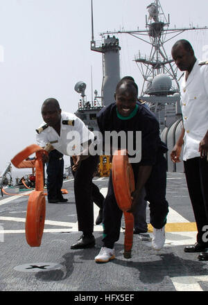 090213-N-1655H-237 OCEANO ATLANTICO (feb. 13, 2009) Africa Partnership Station avviato tirocinanti srotolare manichette da incendio a bordo il trasporto anfibio dock nave USS Nashville (LPD 13) durante il controllo dei danni della formazione. Il West African marinai, dal Benin, Ghana e Togo, sono imbarcati a bordo di Nashville per tre settimane. Nashville è distribuito come parte dell Africa Partnership Station 2009, un'iniziativa internazionale sviluppato da forze navali in Europa e forze navali in Africa, che si prefigge di lavorare in modo cooperativo con gli Stati Uniti e con i partner internazionali per migliorare la sicurezza marittima e per la sicurezza del continente africano Foto Stock